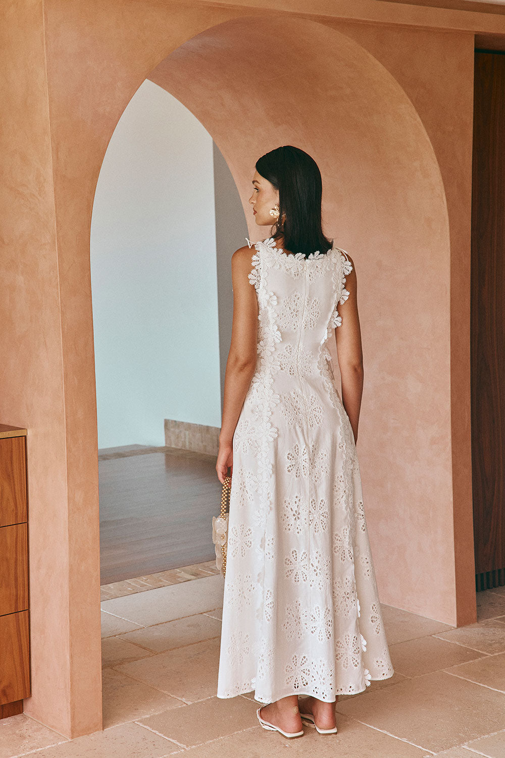 Lorena™ – Elegantti Pitsijuhlamekko