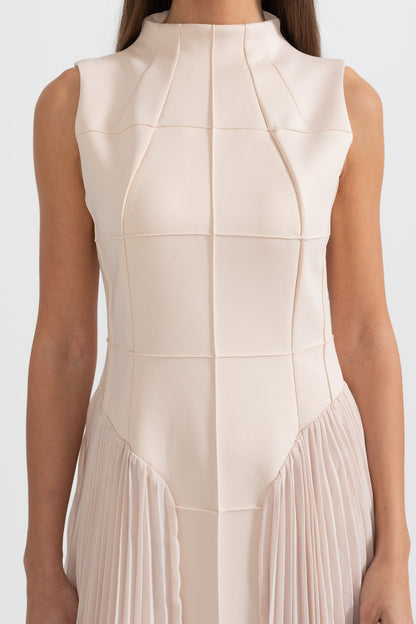 Nicolette™ – Elegantti laskostettu paneelimidimekko