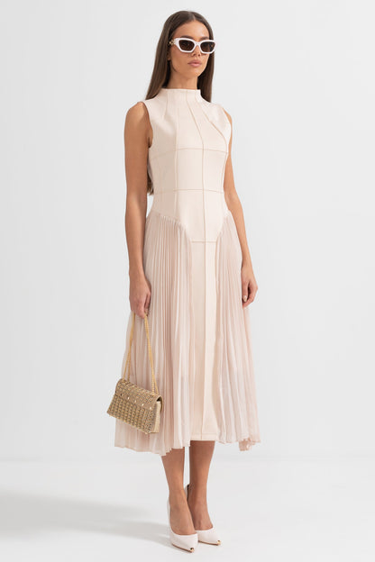 Nicolette™ – Elegantti laskostettu paneelimidimekko