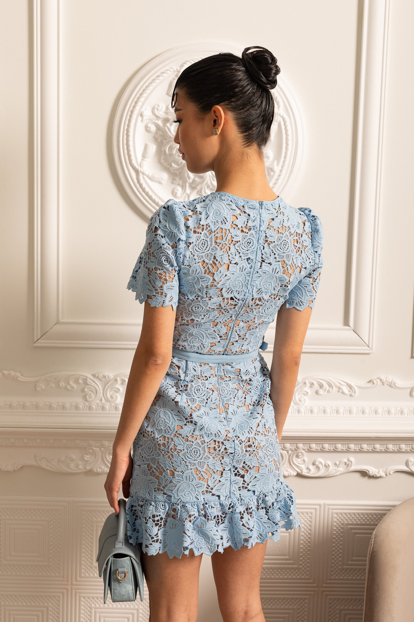 Gigi™ – Elegantti virkattu pitsilyhytmekko